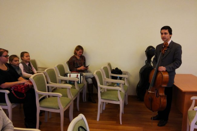В концертном зале Магаданского колледжа искусств прошел мастер-класс виолончелиста Глеба Степанова