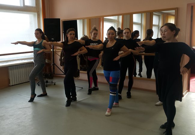 Руководители и участники творческих коллективов приняли участие в мастер-классе «Танцы народов Севера»