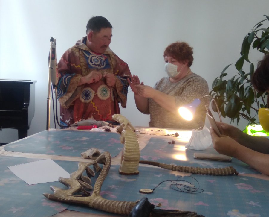 Юрий Ханькан провел мастер-класс по косторезному искусству в рамках этнофестиваля  «Дыхание моря»