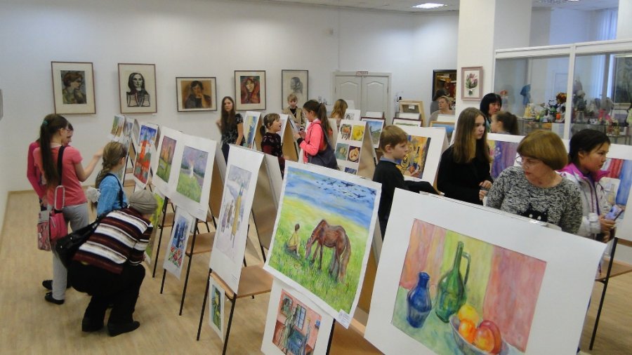 23 марта в Магаданской галерее современного искусства прошло торжественное открытие XIV региональной выставки-конкурса учащихся ДХШ и художественных отделений ДШИ «Юные дарования».