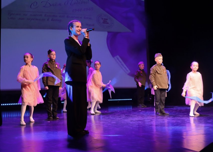 В Магаданском театре кукол прошел Заключительный концерт Регионального фестиваля национальной патриотической песни «Красная гвоздика. Дети»